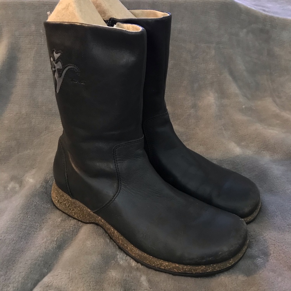 Teva Ventura Black Leather Low Zip Booties 7
